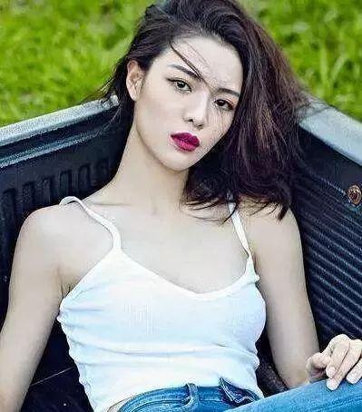 因男友名字一样就校园暴力他人？不过这样的女孩确实看起来不好惹