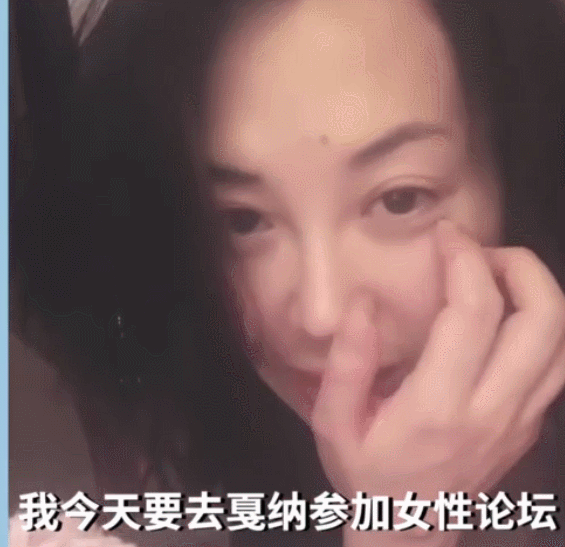 许晴一起床就自拍，不但曝光50岁素颜还意外公开奢华豪宅