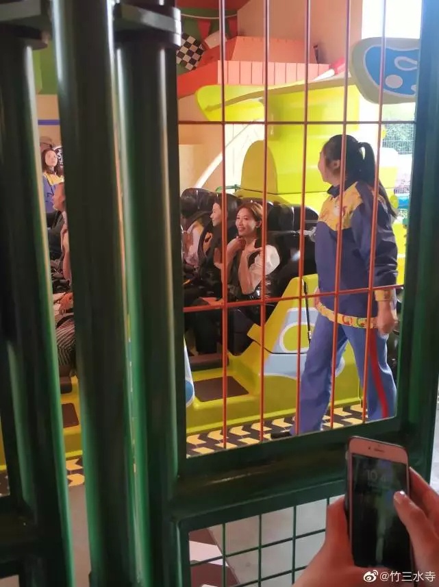 林志玲游乐园被偶遇，保镖护驾有排场，不老童颜被夸像仙女