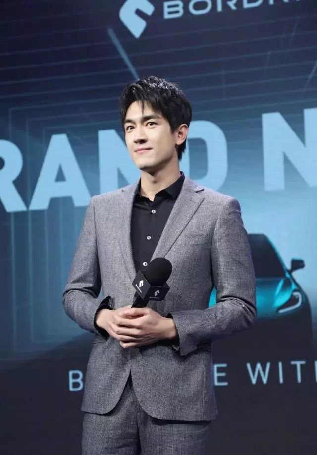 黄磊身材实在辣眼睛，谁给的勇气让中年男星把油腻肚腩当资本?