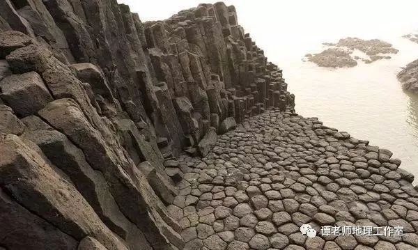 有柱状节理玄武岩景观,有不同规模古火山口无根火山气孔群景观和海蚀