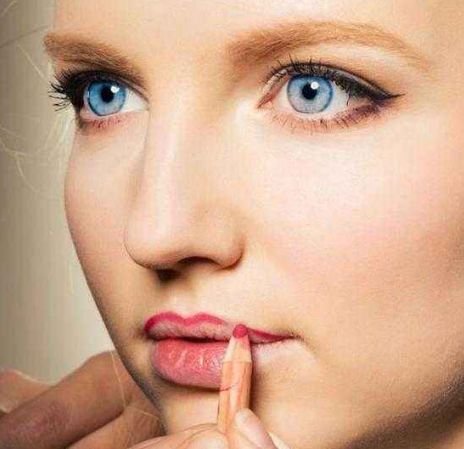 大家心目中的文艺女神虽然是内牛五方脸，但下唇暗藏着小心机