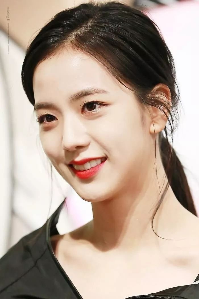 大家心目中的文艺女神虽然是内牛五方脸，但下唇暗藏着小心机