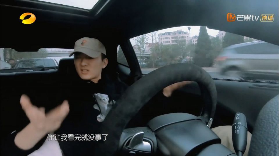 她的前男友是薛之谦？因误放前任歌曲被现任于小彤当街怒骂？