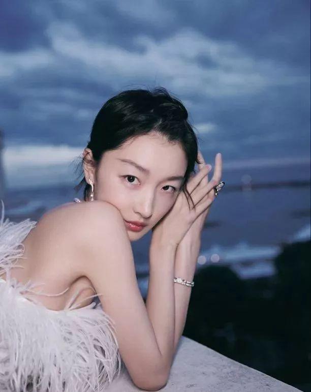 比起周冬雨天价砸出的美腿，她的造型团队更让女明星闻风丧胆！