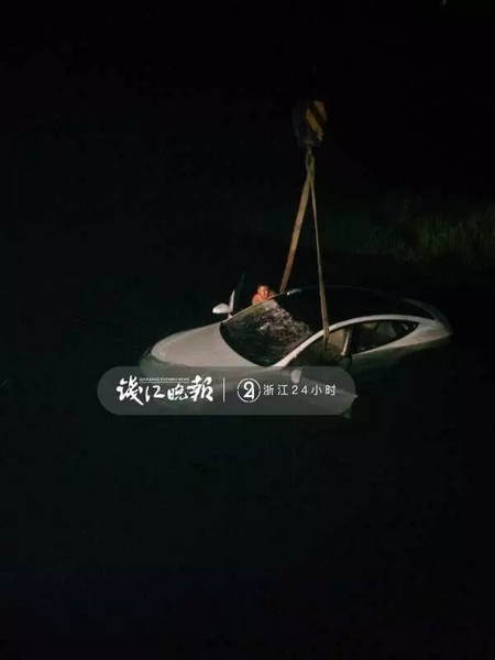 低头捡个烟蒂,60万特斯拉瞬间泡了汤