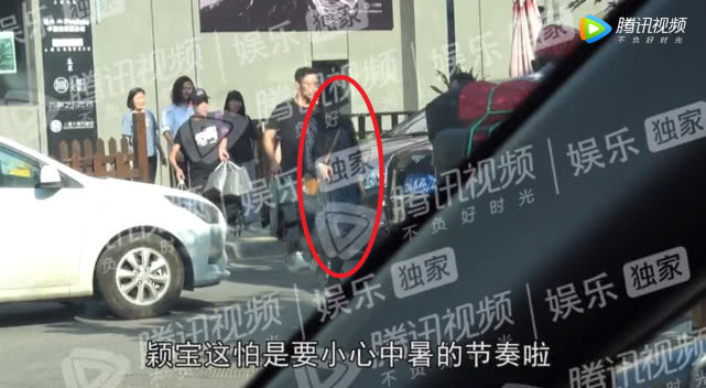 赵丽颖产后首现身，身材丰腴，这才是新手妈妈的样子