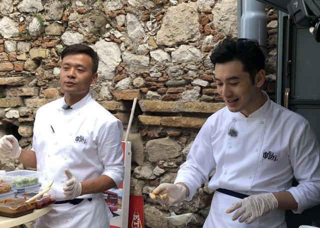网友意大利偶遇《中餐厅》录制 黄晓明杨紫王俊凯街头合力搬桌子