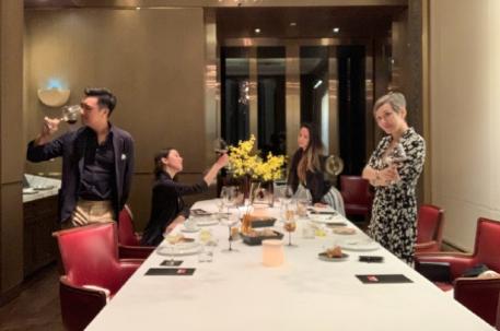 周润发59岁前妻余安安晒近照，与2个女儿同框像姐妹