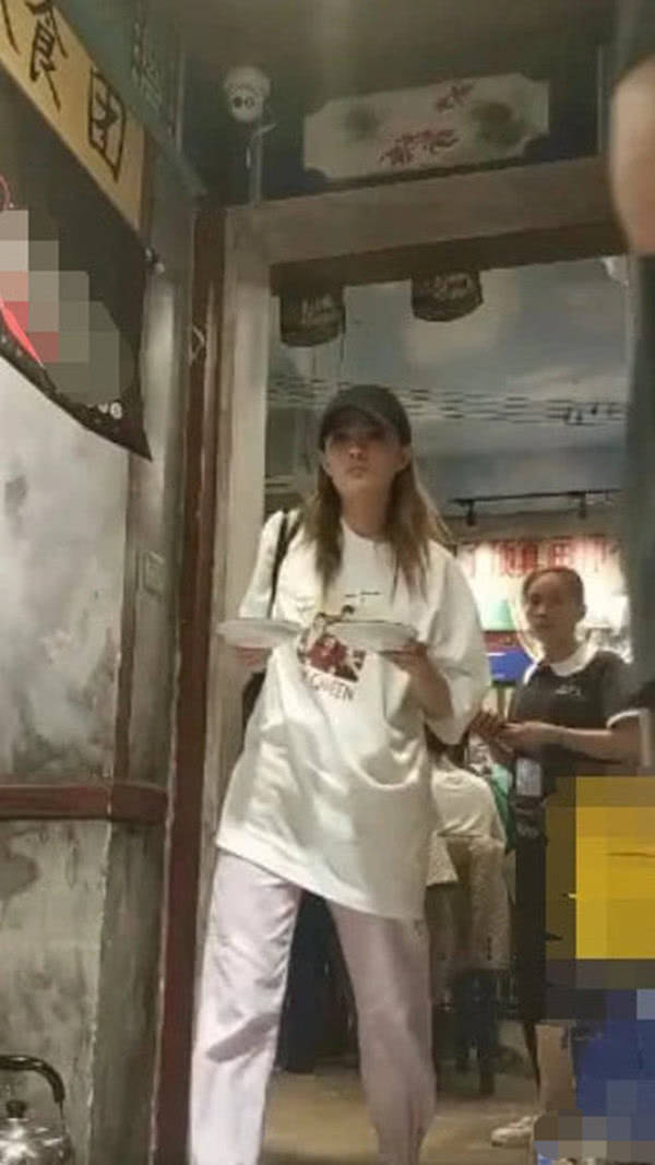 恋情再添实锤！网友偶遇徐璐张铭恩外出吃麻辣烫，默契十足超甜蜜