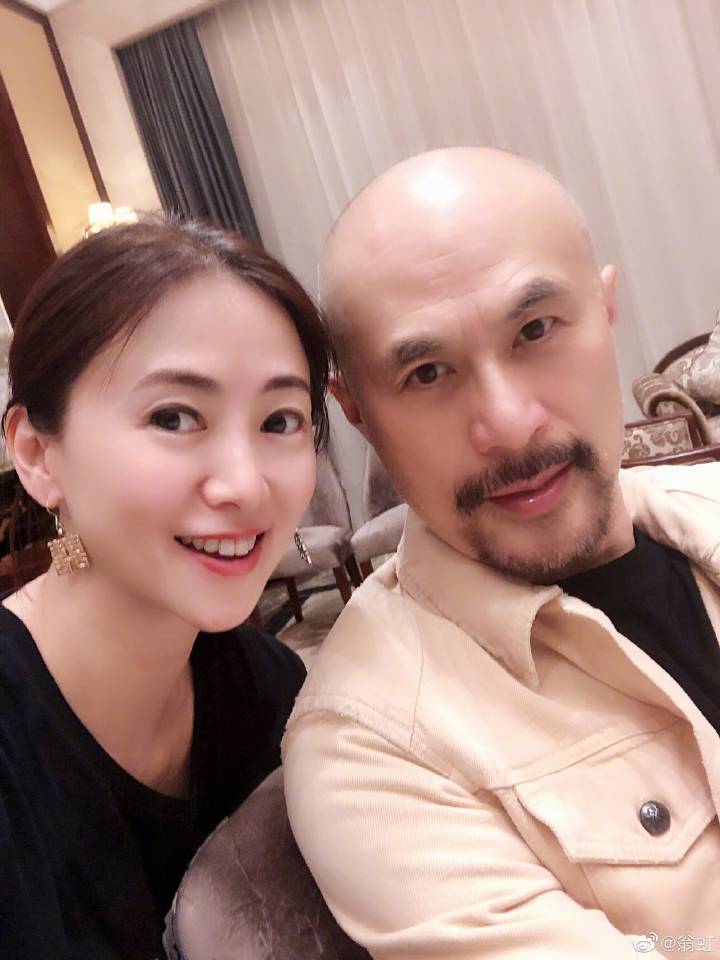 51岁翁虹和徐锦江合影，逆龄生长少女感十足!