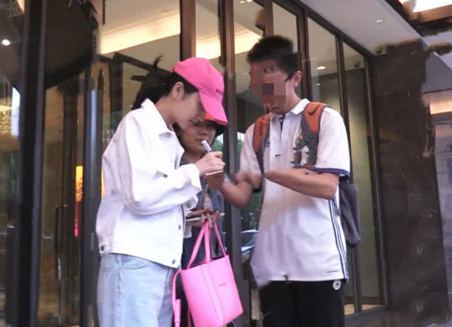 与张继科分手后，景甜与神秘男子共进晚餐，双方聊得很开心？