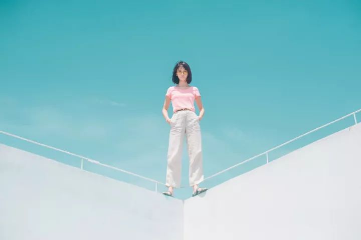 在选择学校,美术馆,街道等以建筑作为环境拍摄时,利用线条构图可以让