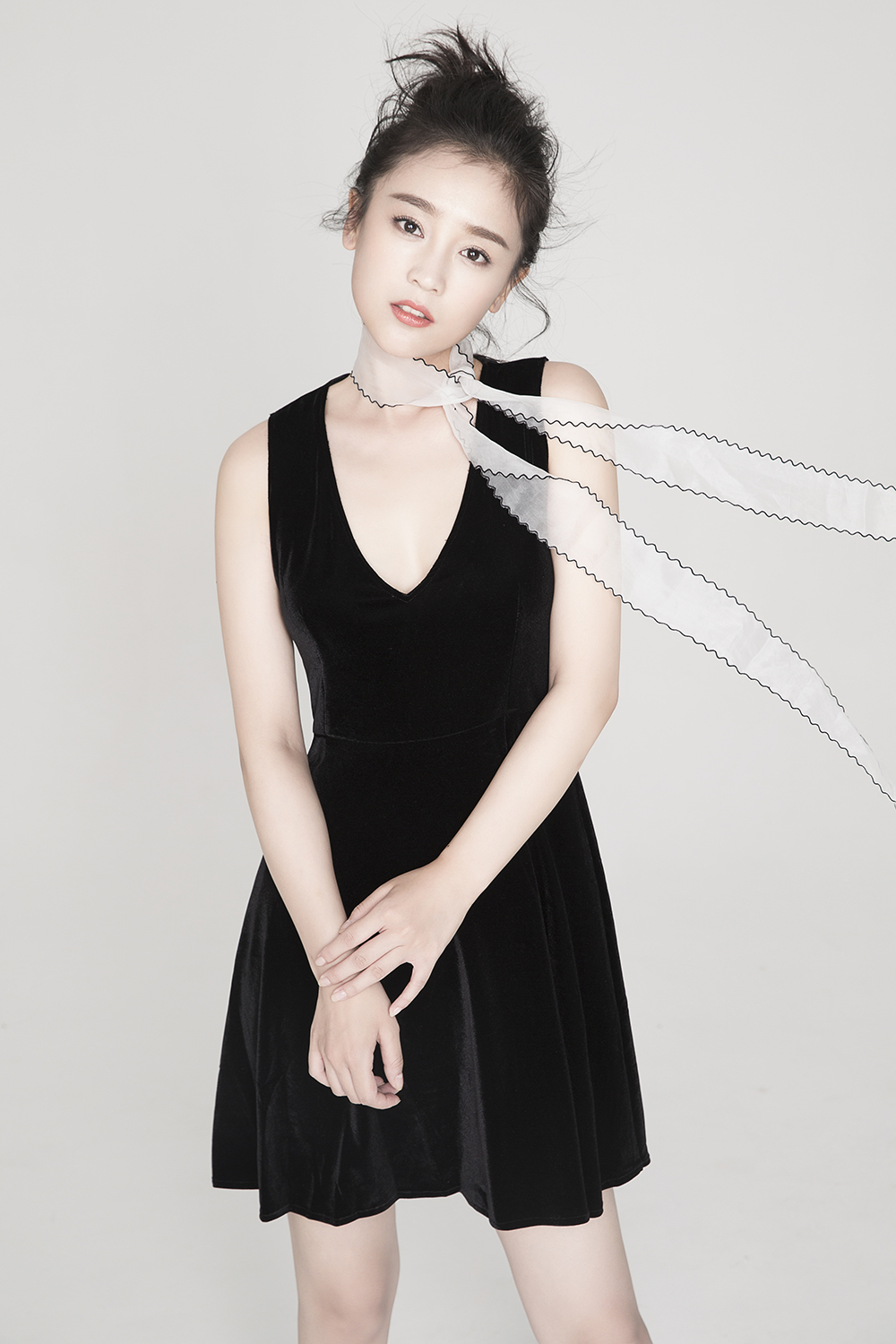 2 何花黑白look演绎优雅与率性多变视觉.jpg