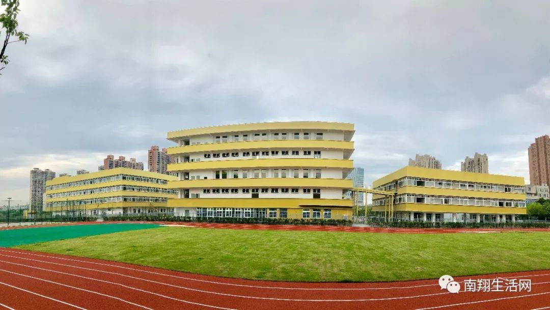 外,为了满足学生的运动需求 考虑到天气因素 嘉定新城实验小学位于 双