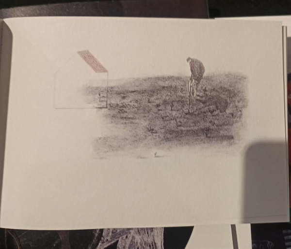 插画师小杜子从国外学成回来不久,她将自己的绘画作品制成明信片、布包等文创产品,通过书店等途径出售。