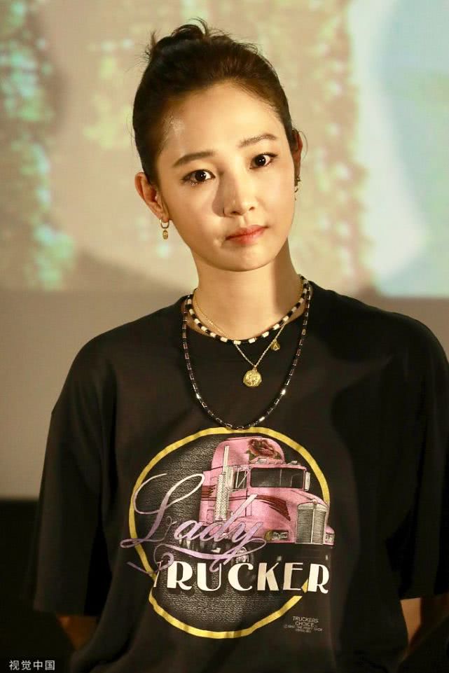 白百何重归少女风！首映礼扎丸子头清新养眼