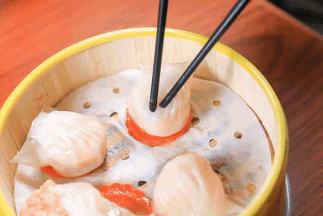 人均:158元 踏入元朗冰室,高饱和度的墨绿与红色搭配出的强烈视觉冲击