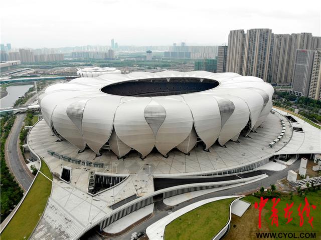 杭州亚运会主场奥体中心如同一朵莲花,静静地在杭州绽放.