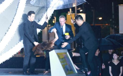 雨天小心！舒淇上海参加活动不慎跌倒，依然微笑完成活动，超敬业