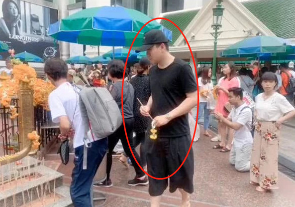 翟天临泰国祈福，双膝跪地，十分虔诚，看起来诚意十足