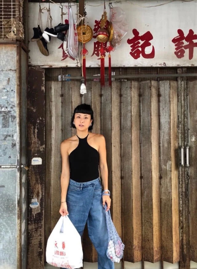 徐濠萦穿泳衣海边露营，胆子超大醒来就挖蚬吃