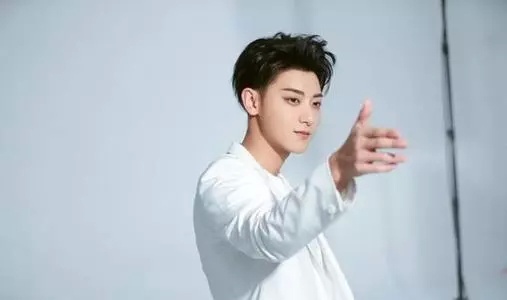 黄子韬恋情再添实锤？绯闻女友多次晒同款游玩照