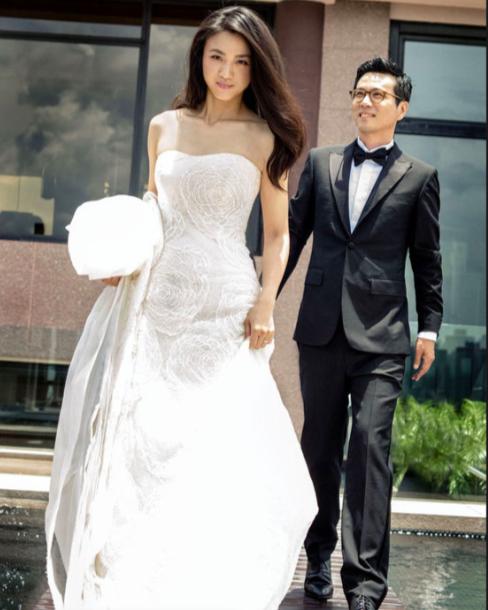 39岁汤唯嫁大10岁韩国导演，婚后再出现，网友表示太韩范