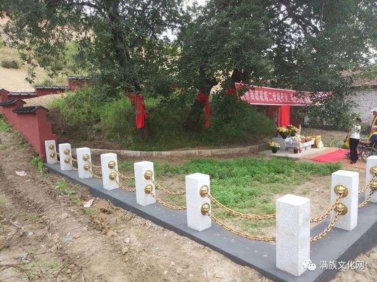 墓园四周的围墙和护栏