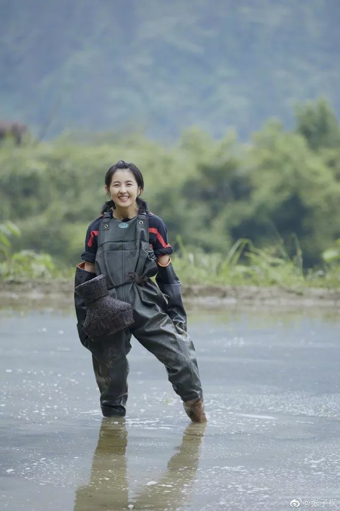 鬼马少女张子枫秒变40岁大妈贴头皮发型真不是年轻就能驾驭