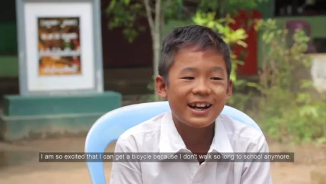 在学校就读的一个小男孩说