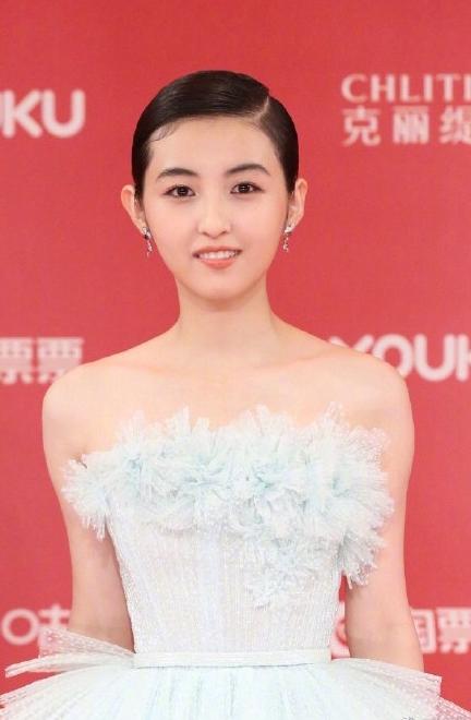 张子枫斜方肌对比前两年像被削走两大块,整个人都轻盈了