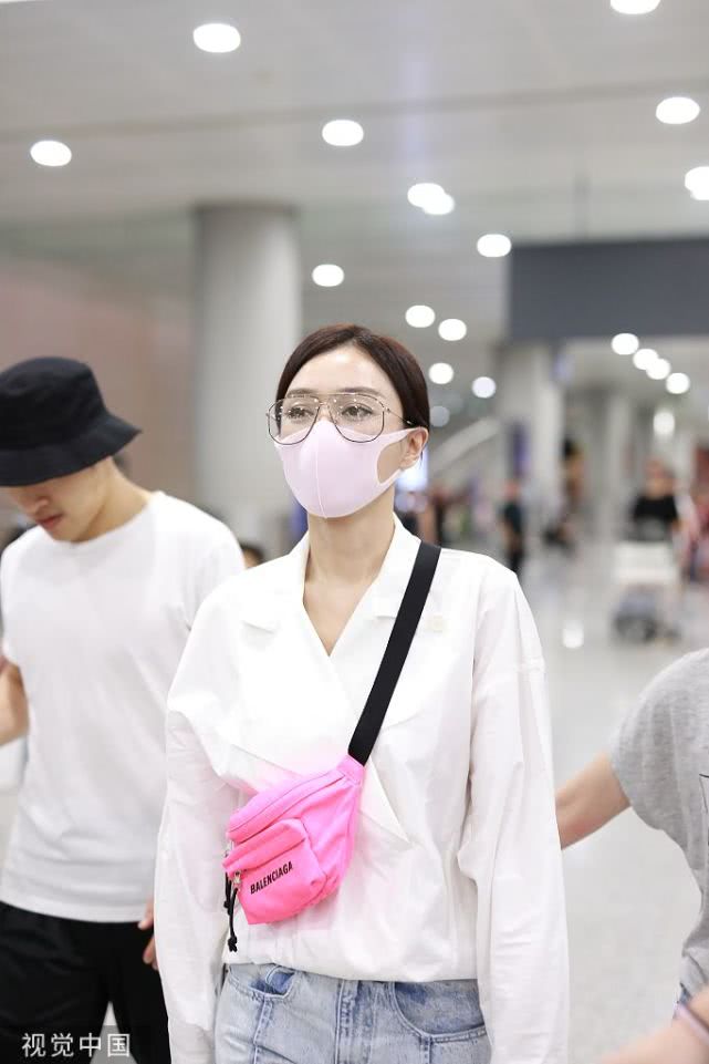 秦岚扎低马尾温婉气质尽显 戴大框眼镜拉风粉挎包抢镜