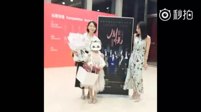 佟丽娅雷佳音共喝一瓶水，你能接受伴侣这样吗
