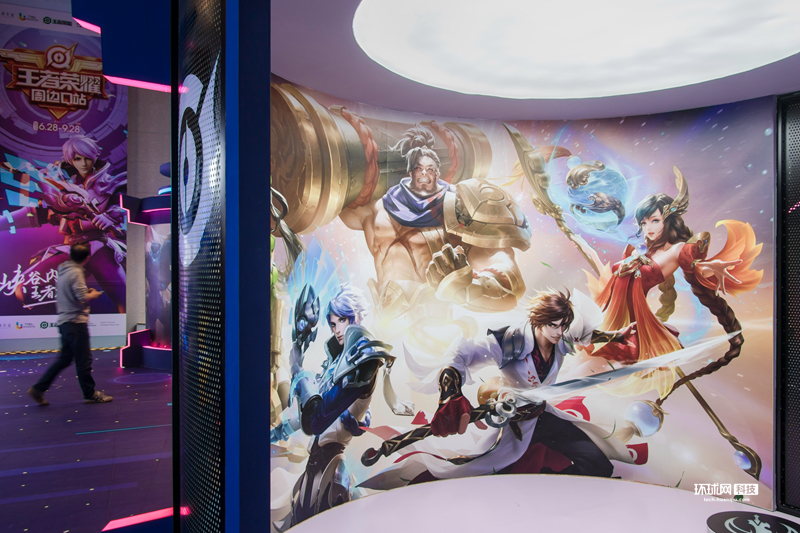 2019年7月1日,上海,王者荣耀周边Q站在近日登陆新天地湖滨道购物中心B2层。现场设有“鲁班七号实验室”、“王者音乐厅”、“王者艺述馆”、“英雄武器库”等多个展览场景及装置,小乔、梦奇等人气英雄的Q版形象也吸引了不少粉丝拍照。