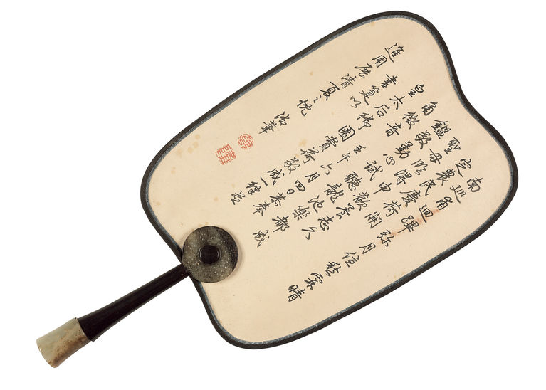 清乾隆二十七年 乾隆帝绘荷花图并书《恭奉皇太后御园赏荷诗》木柄团扇 故宫博物院藏（背面） 清代皇帝亦喜于成扇之上题诗作画，尤其是乾隆帝颇好此道。