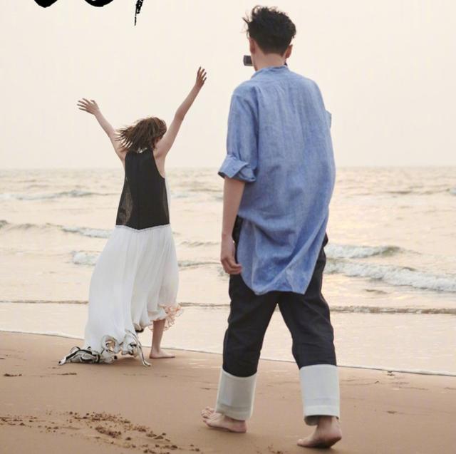 张若昀唐艺昕婚后拍七夕微电影，海边嬉闹耳鬓厮磨甜到鼾