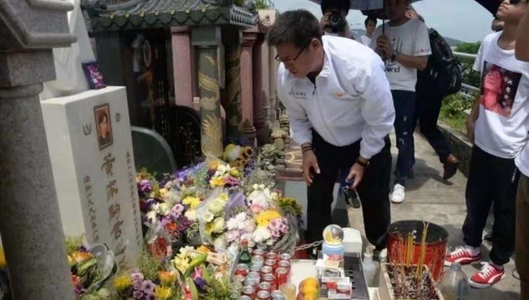 黄家驹墓碑屡遭破坏蓝洁瑛墓碑被熏黑这样的爱太极端