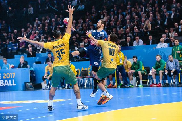 手球比赛的特点是在速度上的对决,快速则很快成为取胜的重要因素