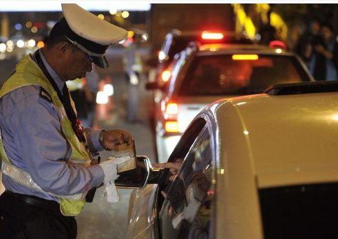 除了酒驾，一旦出现这8种驾驶行为，交警吊销你驾照没商量
