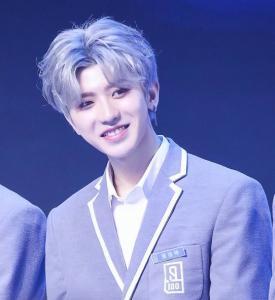 蔡徐坤发际线是不是男明星里最低的?网友:岁数大了后移一点刚好