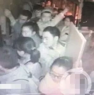 公交司机怒吼：“我要闯红灯了，行不？”，全车人激情呐喊：“闯！”