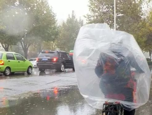 淋成落汤鸡上网搜索遮雨神器,差点笑昏过去!