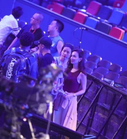 被曝登记结婚后，韩庚卢靖姗首次合体露面，女方无名指钻戒抢镜