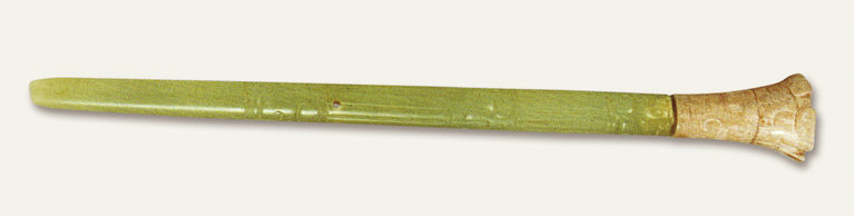 玉笄 通长16、直径0.9、帽头直径1.9厘米 淅川下寺1号墓出土