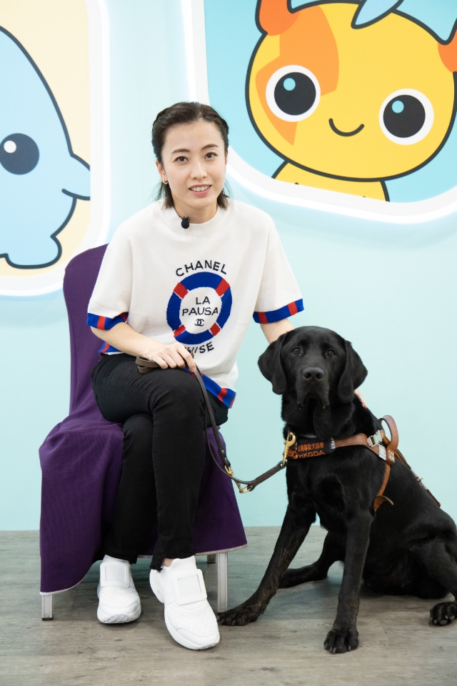 百亿阔太甘比亲身体验盲人生活，拖导盲犬逛商场被偶遇