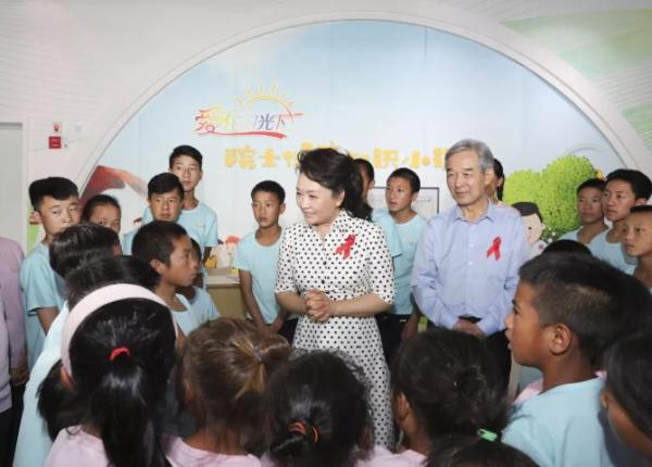 彭丽媛出席2019年大凉山儿童北京夏令营开营式