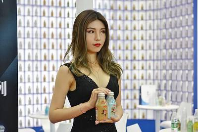 百威女生卖酒被猥亵背后：每晚趴夜店4小时，一瓶酒仅提成几元