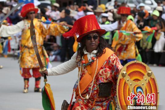 潇洒康巴人青海玉树街头巡演展现民俗风情