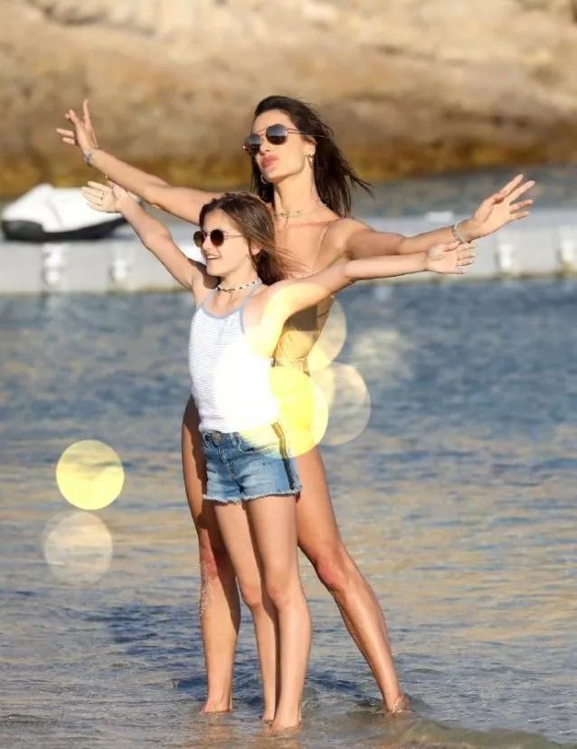 超模AA海滩秀身材 11岁女儿长腿不输妈 基因酞强大